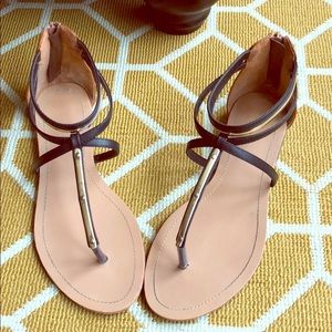 Liliana Black & Gold T-strap sandal size 7.5